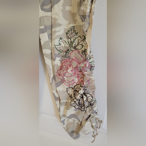NWT Venus Low Rise Baggy Camouflage Print Cargo Pants Floral Beaded Hem Size 6 - Picture 9 of 9